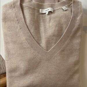 NWOT women’s Vince cashmere in heather tan, vneck sweater, size small.